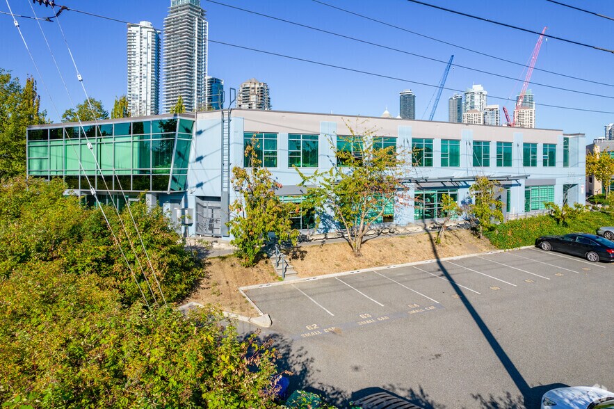 3991 Henning Dr, Burnaby, BC à louer - Photo du bâtiment - Image 2 de 4
