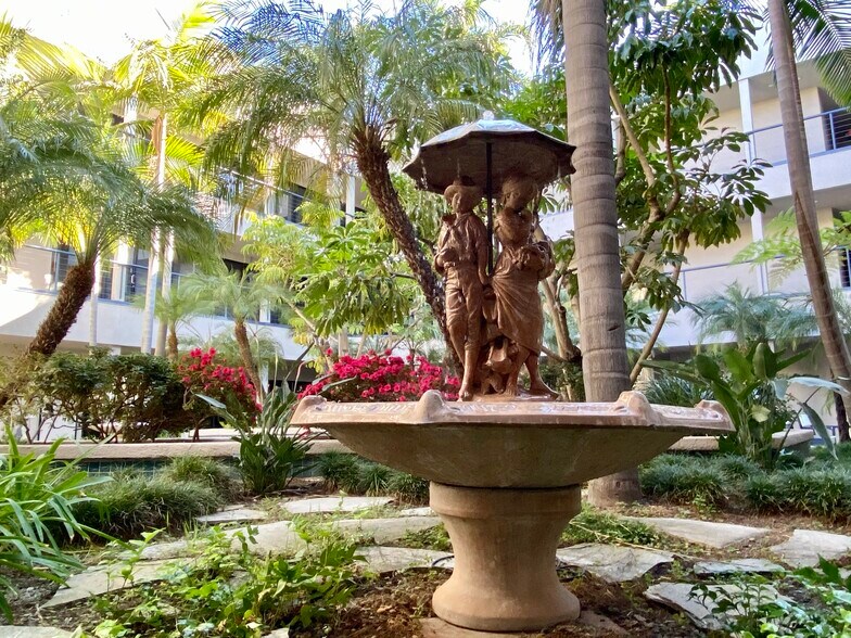 1403 N Tustin Ave, Santa Ana, CA à louer - Photo du bâtiment - Image 3 de 5