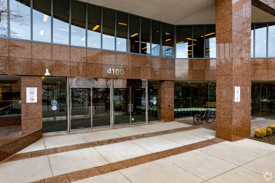 4100 Yonge St, Toronto, ON à louer - Photo du bâtiment - Image 3 de 3