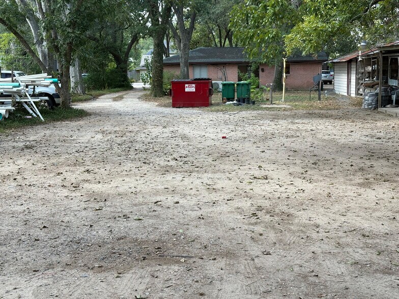 1636 Crestdale Dr, Houston, TX à vendre - Photo du bâtiment - Image 3 de 5