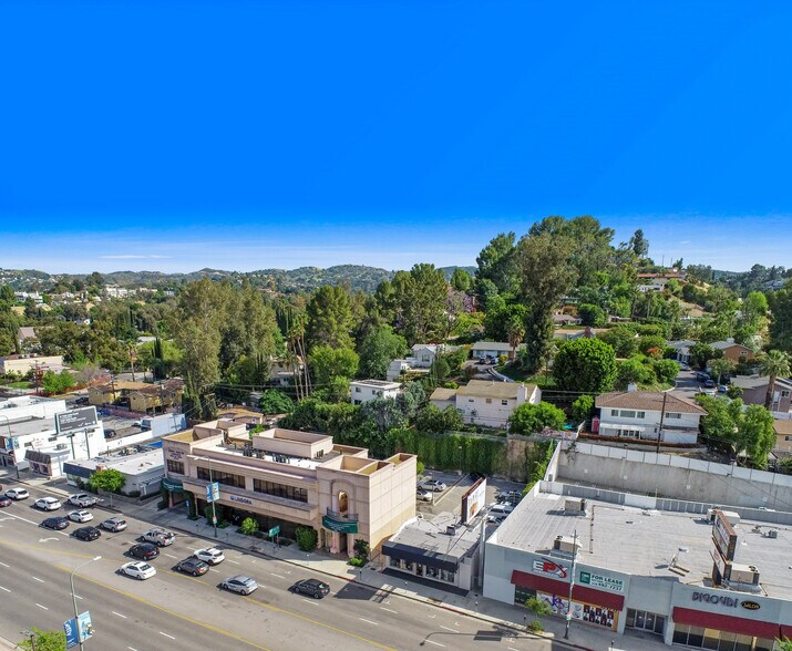 21506 Ventura Blvd, Woodland Hills, CA à louer - Photo du bâtiment - Image 2 de 9
