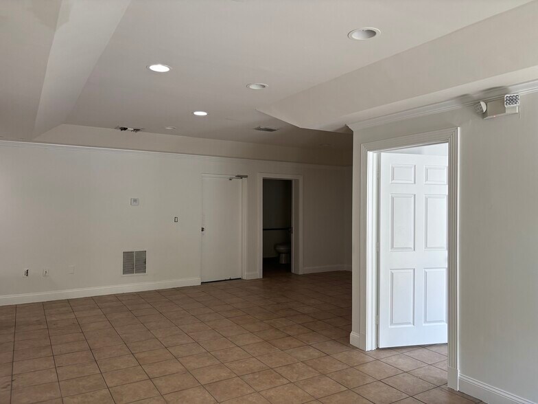 3750 NW 114th Ave, Miami, FL à louer - Photo du bâtiment - Image 3 de 20