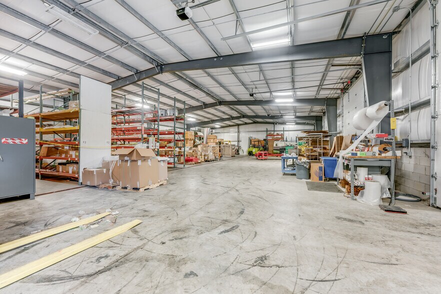 Two Industrial Buildings + Office Space portefeuille de 2 propriétés à vendre sur LoopNet.ca - Photo du bâtiment - Image 2 de 63