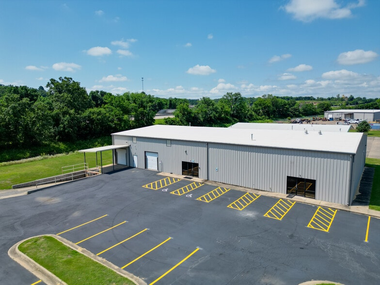 1400 Commerce Ct, Fort Smith, AR for lease - Primary Photo - Image 1 of 21