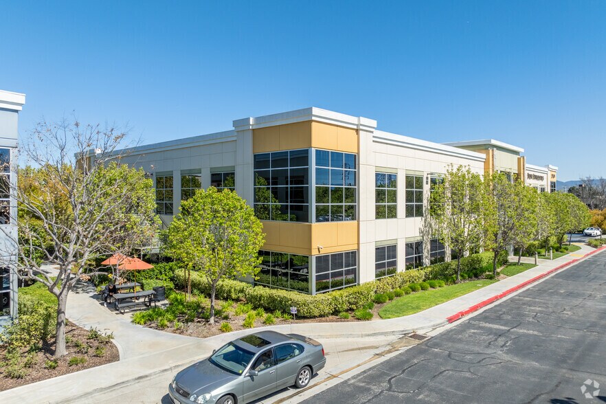 27421 Tourney Rd, Valencia, CA à louer - Photo du bâtiment - Image 2 de 9