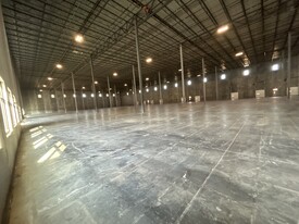 ±95,472 SF Industrial Facility - Entrepôt