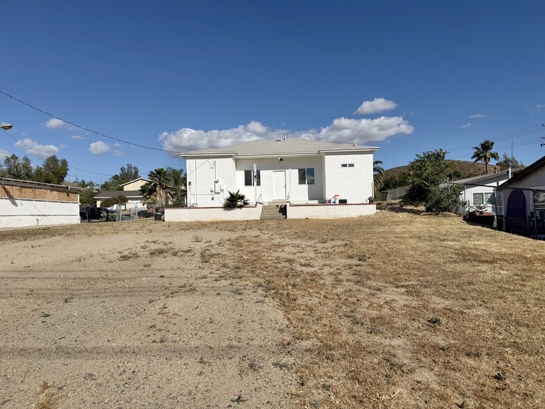 405 Ellis St, Lake Elsinore, CA à louer - Photo du bâtiment - Image 3 de 7