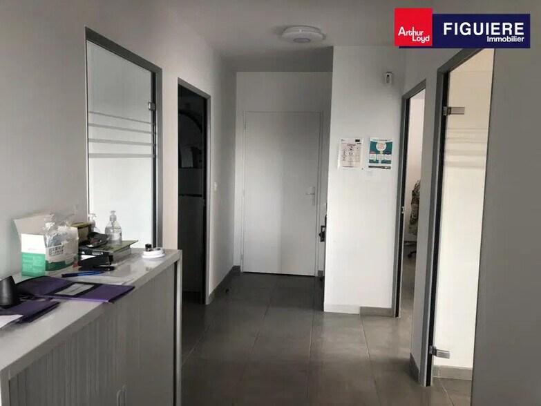 Office in Salon-de-Provence for lease - Building Photo - Image 2 of 12