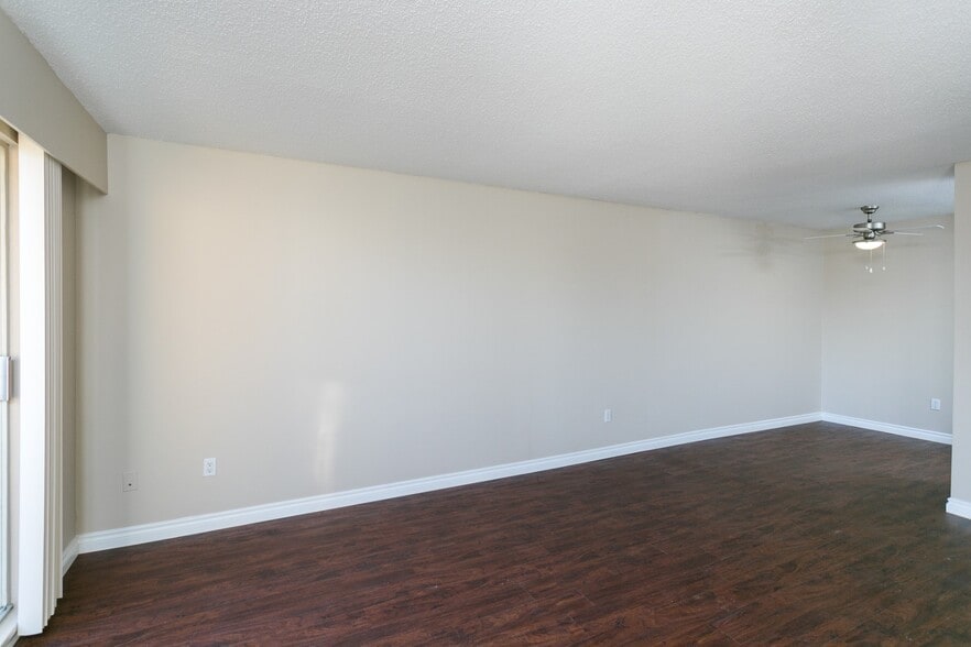 610 Blackford St, New Westminster, BC for sale - Interior Photo - Image 2 of 20
