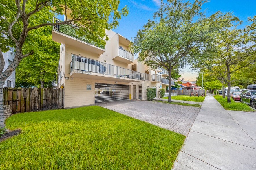 1553 SW 2nd St, Miami, FL for sale - Building Photo - Image 2 of 25