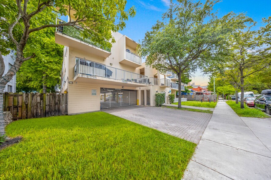1553 SW 2nd St, Miami, FL à vendre - Photo du bâtiment - Image 2 de 25