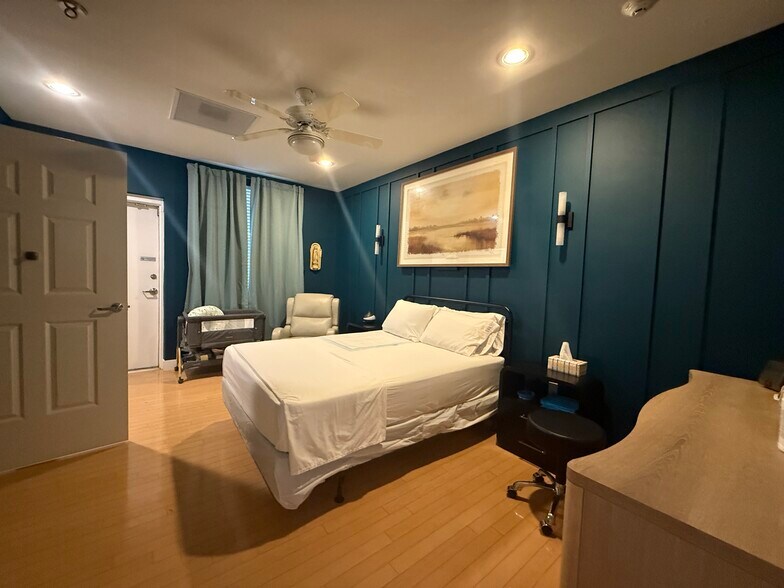 1900 E Bay Dr, Largo, FL à vendre - Photo du bâtiment - Image 2 de 17