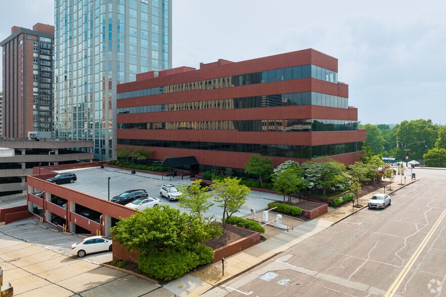 100 S Brentwood Blvd, Clayton, MO for lease - Building Photo - Image 3 of 7