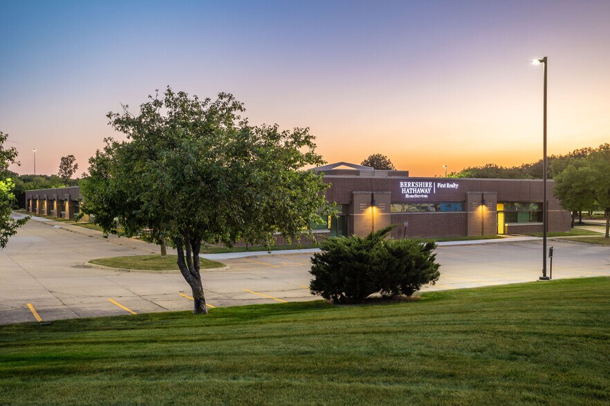 5500 Westown Pky, West Des Moines, IA à louer - Photo du bâtiment - Image 1 de 14