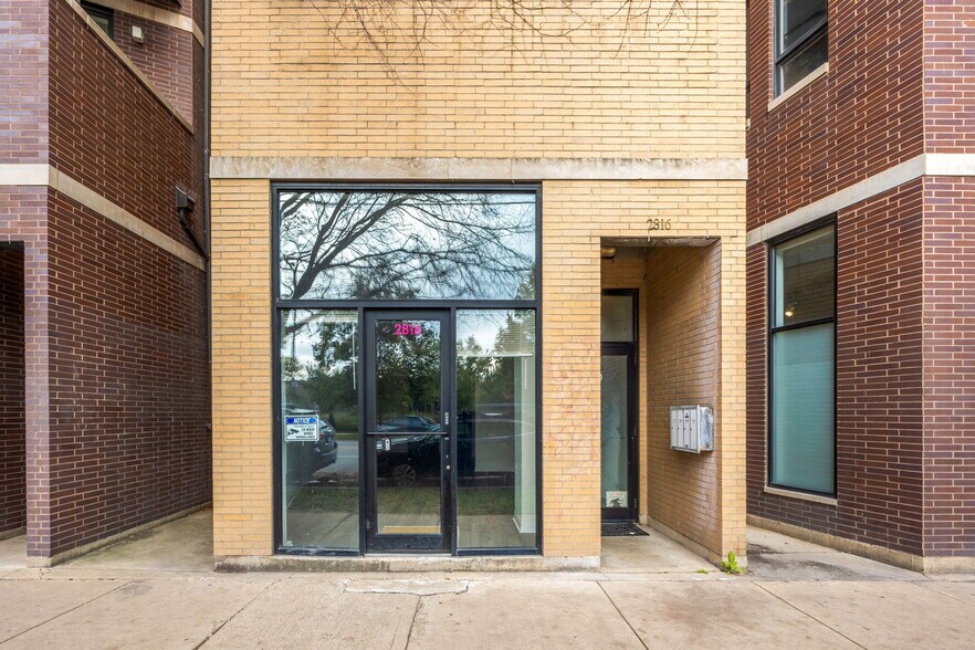 2816 W Chicago Ave, Chicago, IL à louer - Photo du bâtiment - Image 2 de 24