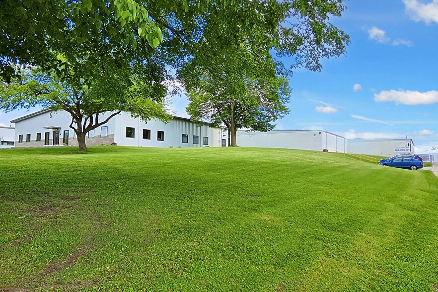 1150 McConnell Rd, Woodstock, IL for sale - Building Photo - Image 3 of 29