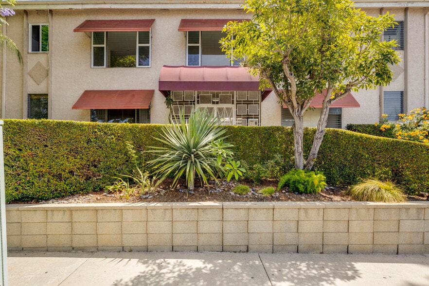 900 N Orange Grove Ave, West Hollywood, CA for sale - Building Photo - Image 3 of 31