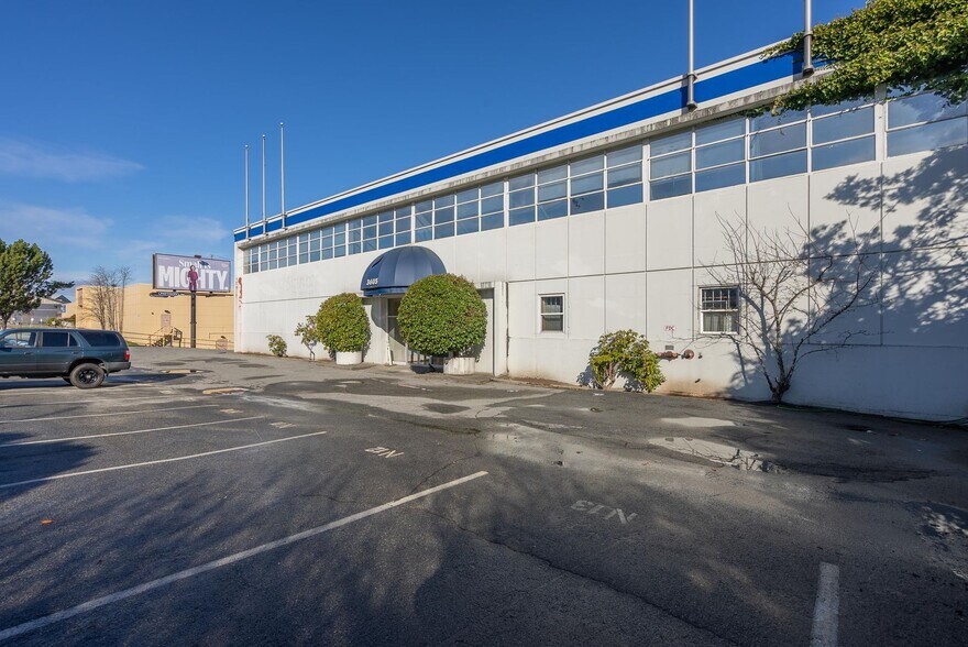 3605 Grandview Hwy, Vancouver, BC à louer - Photo du bâtiment - Image 1 de 8