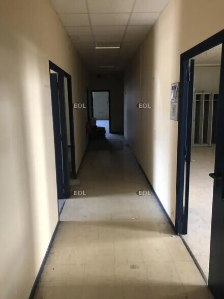 Flex in Saint-Thibault-des-Vignes for lease - Interior Photo - Image 2 of 7