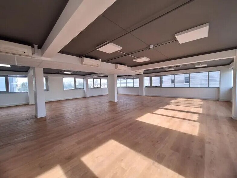 Office in Bordeaux for lease - Interior Photo - Image 2 of 19