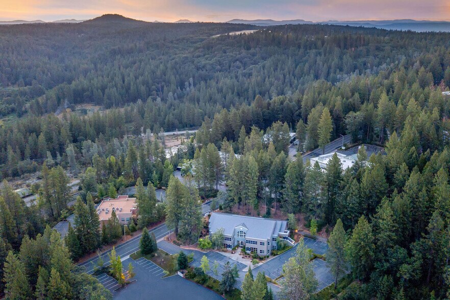 350 Crown Point Cir, Grass Valley, CA à louer - Photo du bâtiment - Image 2 de 61