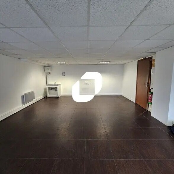 Office in Aubervilliers for lease - Interior Photo - Image 2 of 8