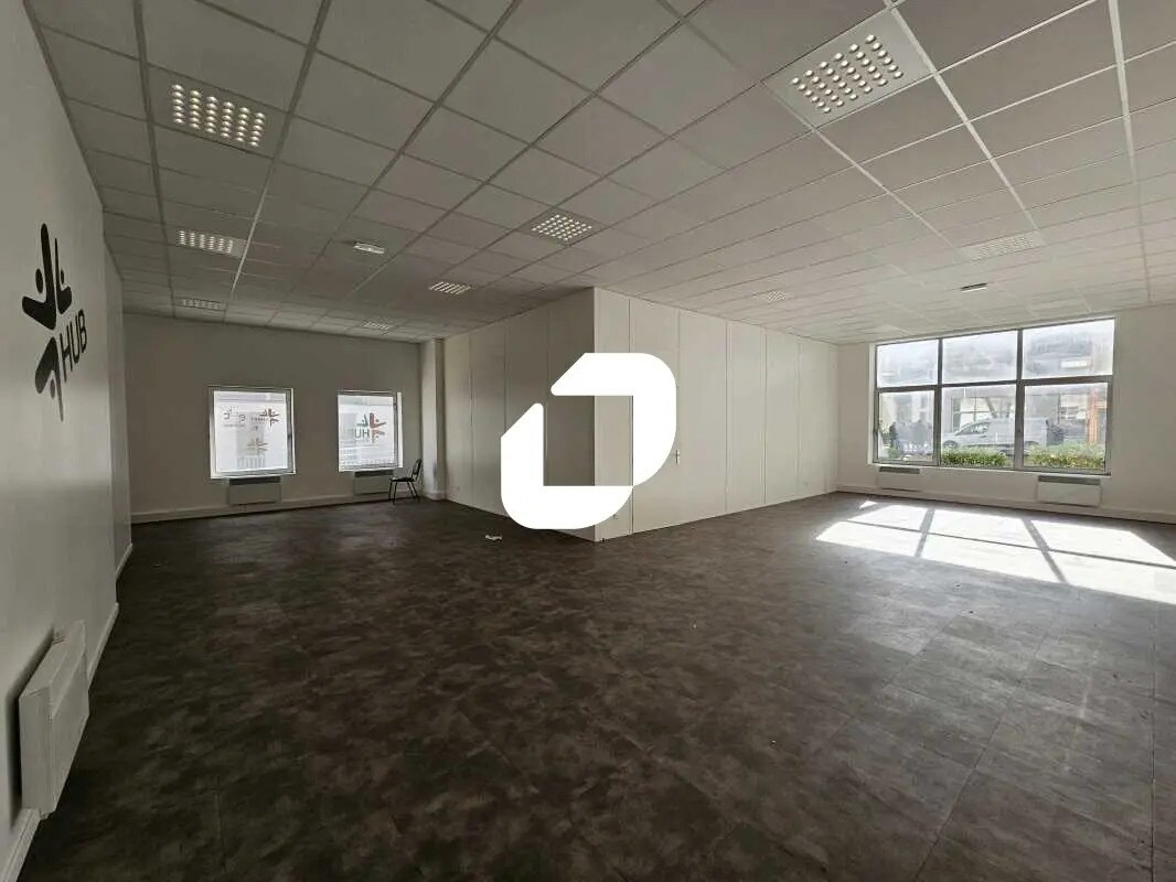 Office in Garges-lès-Gonesse for lease Interior Photo- Image 1 of 39
