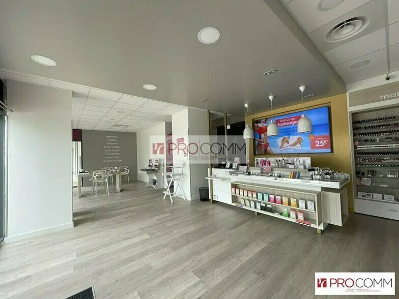 Retail in Luisant for lease - Interior Photo - Image 3 of 9