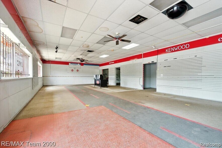 2833 S Dort Hwy, Flint, MI à vendre - Photo du bâtiment - Image 3 de 5
