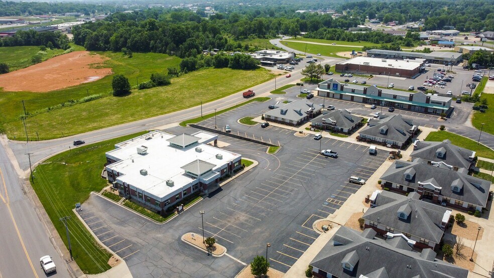 3102 Independence Sq, West Plains, MO à vendre - Photo du bâtiment - Image 2 de 24