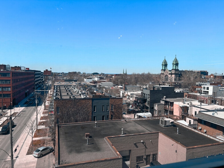 90 Rue Beaubien O, Montréal, QC à louer - Photo du bâtiment - Image 2 de 11