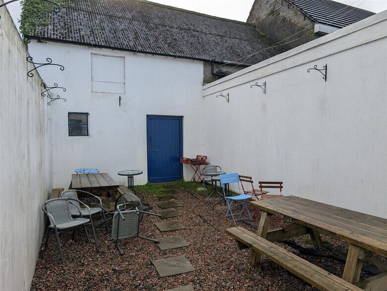 10 Main St, Ballynahinch à louer - Photo du bâtiment - Image 3 de 9