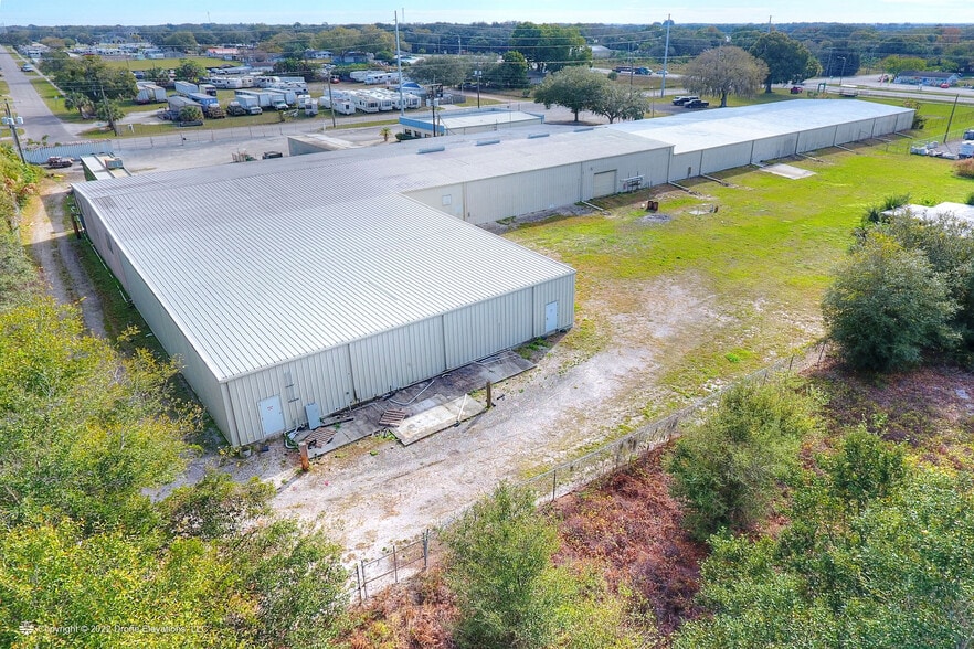707 W Lake Dr, Wimauma, FL à vendre - Photo du bâtiment - Image 2 de 20