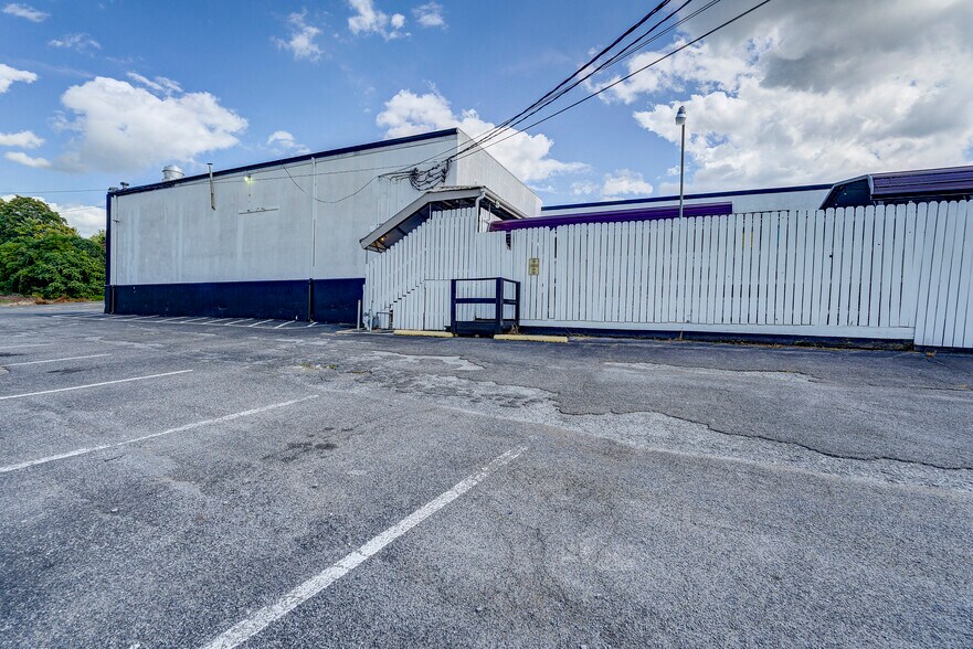 2910 Bristol Hwy, Johnson City, TN à vendre - Photo du bâtiment - Image 2 de 11