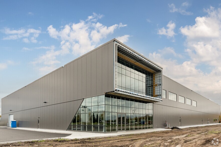 8100 Rue Armand-Viau, Québec, QC for lease - Building Photo - Image 1 of 16