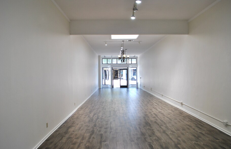 375-391 E Main St, Ventura, CA à louer - Photo du bâtiment - Image 3 de 5