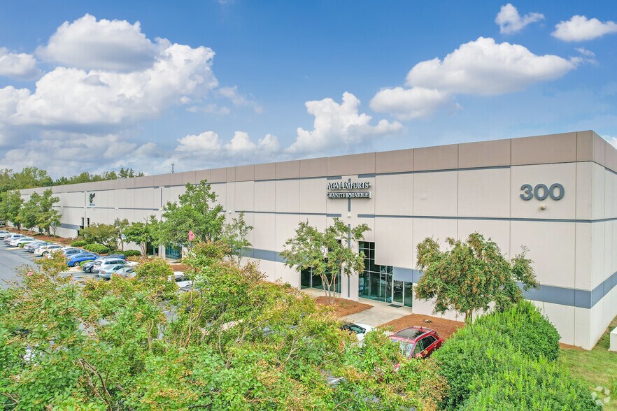 100 Forsyth Hall Dr, Charlotte, NC à louer - Photo du bâtiment - Image 3 de 4