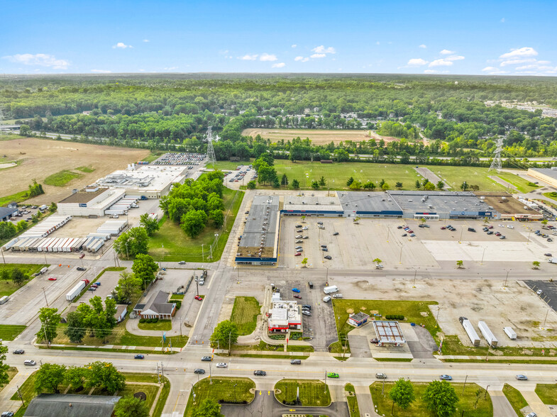 1901-1959 Cooper Foster Park Rd, Lorain, OH for lease - Building Photo - Image 2 of 3