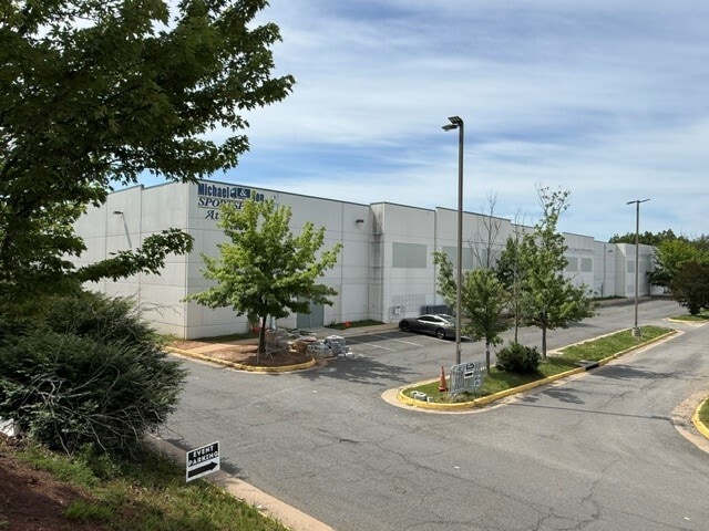 21610 Atlantic Blvd, Sterling, VA à vendre - Photo du bâtiment - Image 1 de 7