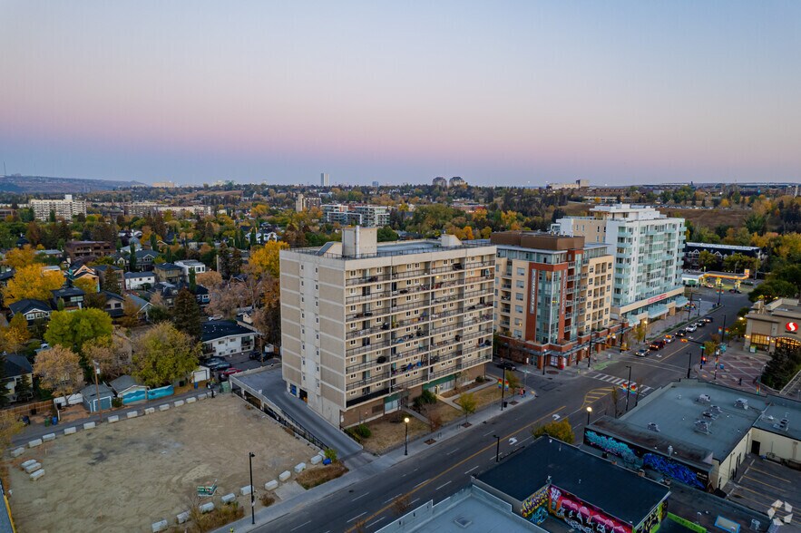 325 10th St NW, Calgary, AB à louer - Aérien - Image 3 de 4