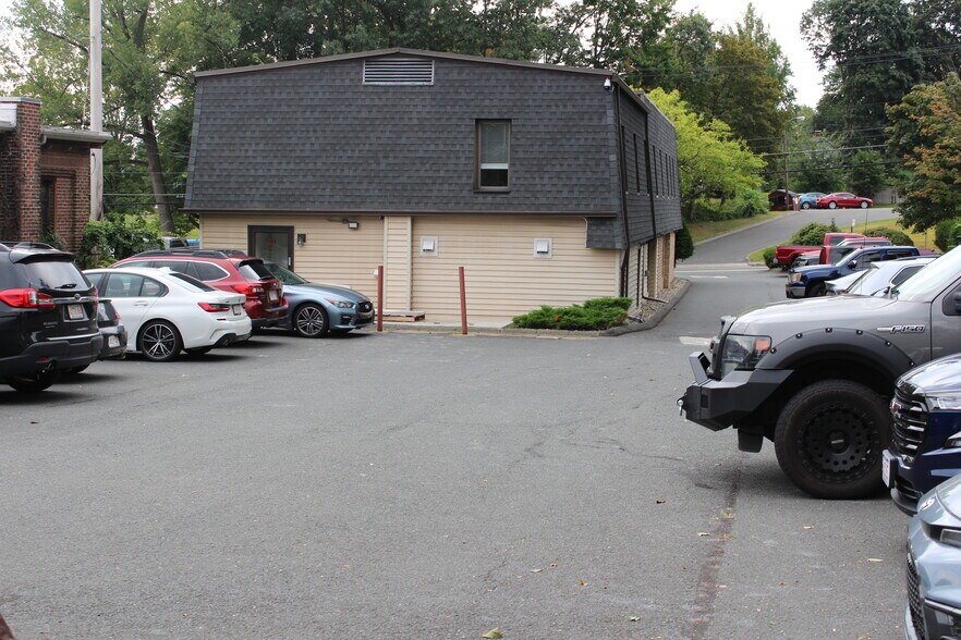 442 Westfield St, West Springfield, MA à vendre - Photo du bâtiment - Image 2 de 8