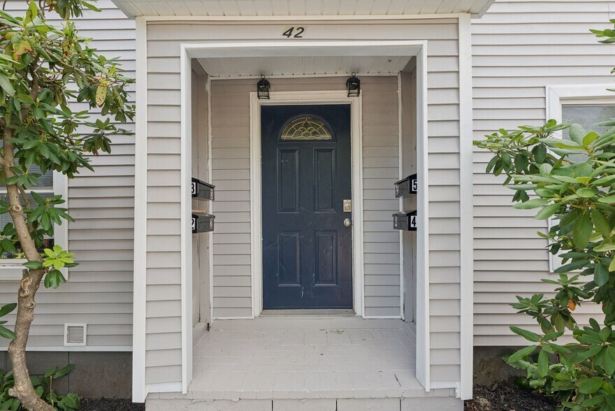 42 Spruce St, Sanford, ME à vendre - Photo du bâtiment - Image 2 de 49