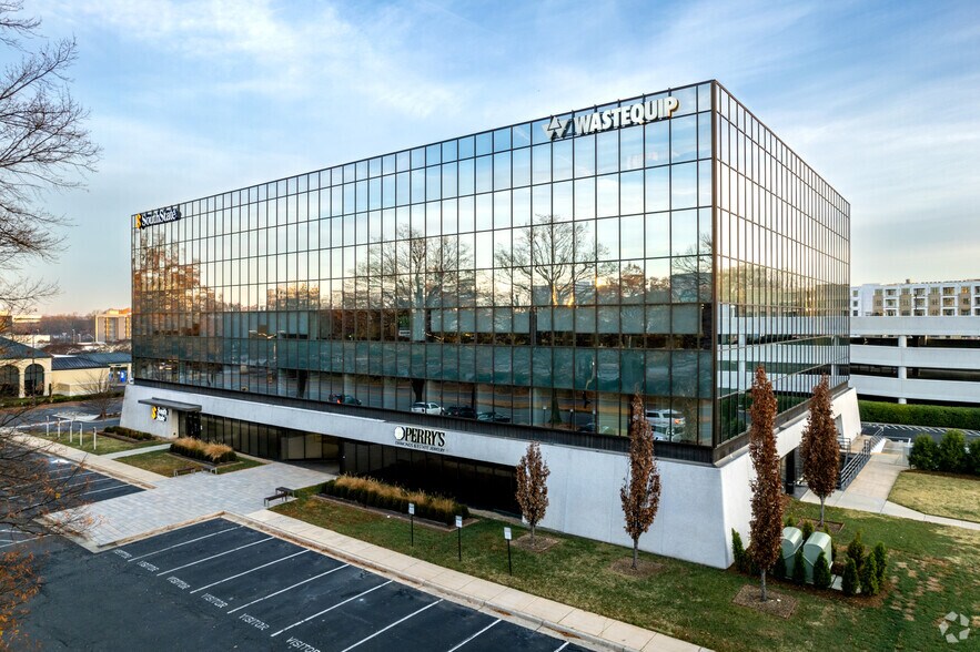 6525 Carnegie Blvd, Charlotte, NC à louer - Photo du bâtiment - Image 1 de 8
