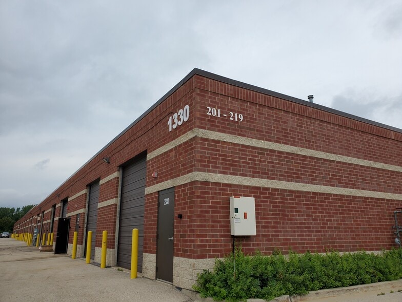 1330 Crispin Dr, Elgin, IL à louer - Photo du bâtiment - Image 1 de 10