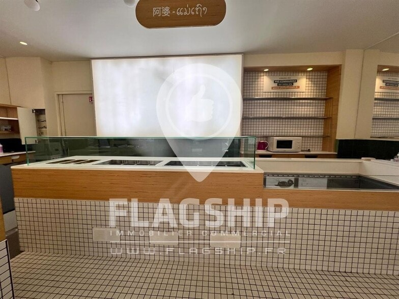 Retail in Paris for lease - Interior Photo - Image 2 of 4