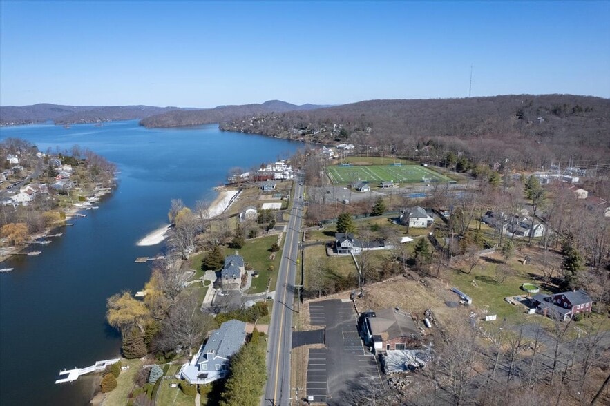 439 Candlewood Lake Rd, Brookfield, CT à vendre - Photo du bâtiment - Image 3 de 17