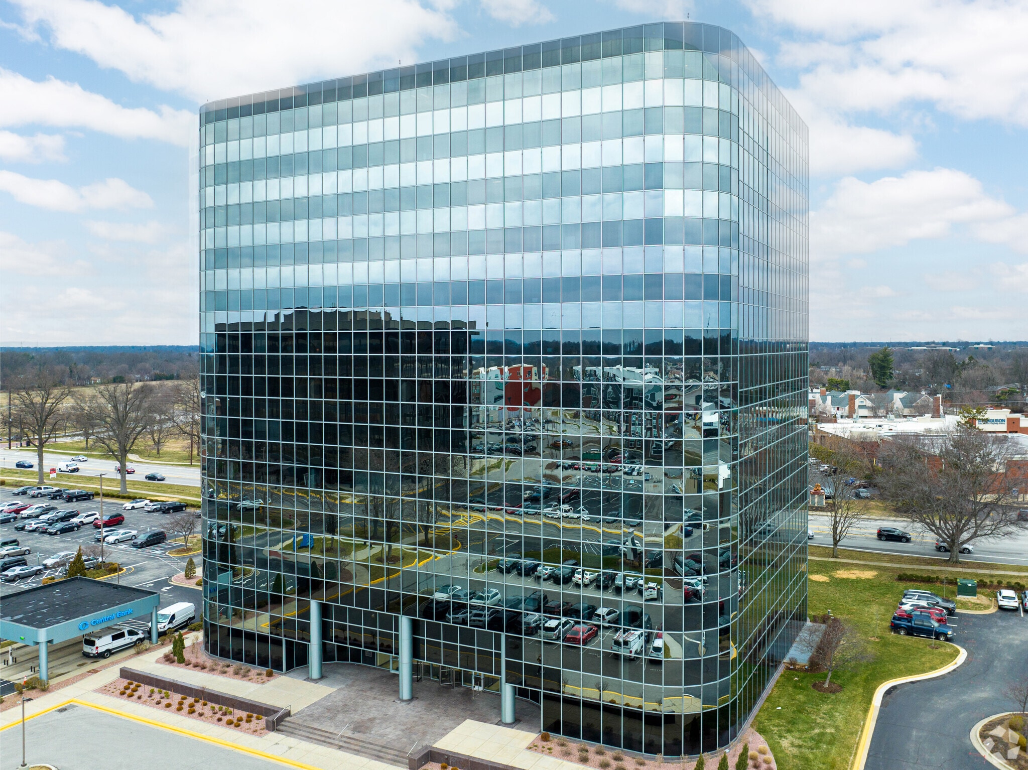 9300 Shelbyville Rd, Louisville, KY à louer Photo principale- Image 1 de 30