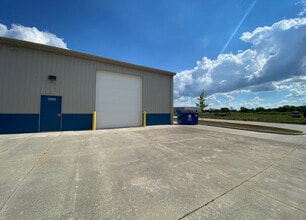 3263 Moencks Ct, Bettendorf, IA for lease Building Photo- Image 1 of 6