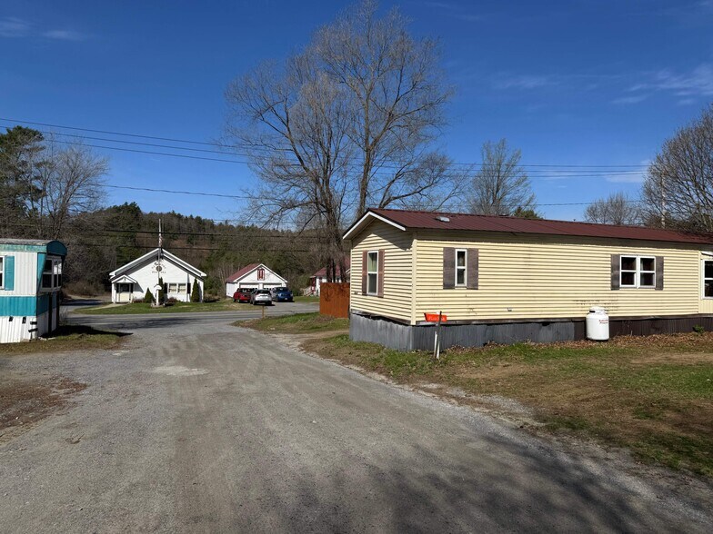 384 Lake Ave, Lake Luzerne, NY à vendre - Photo du bâtiment - Image 2 de 7