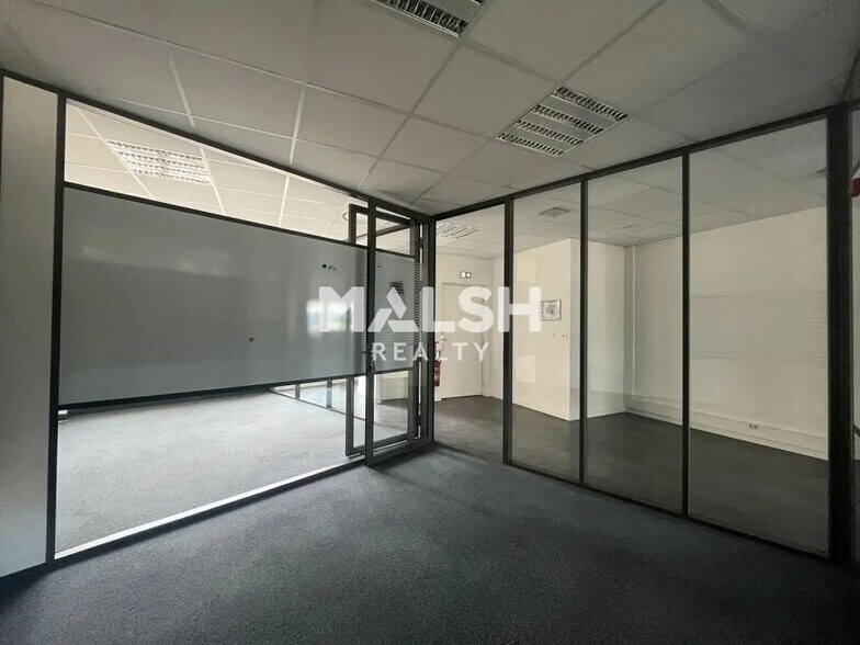 Office in Lyon for lease - Building Photo - Image 3 of 15